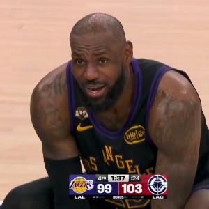 意昂体育-撑杆跳没哨，锁喉不犯规！四大黑哨助力湖人还输球，难怪詹皇急眼